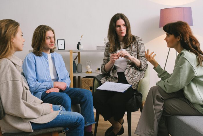 Gestik in der Gesprächsführung – körperliche Signale in Meetings