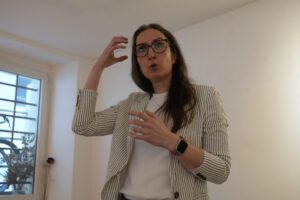 Gestik ablesen — Dr. Jana Bressem erklärt Gestenforschung im Vortrag