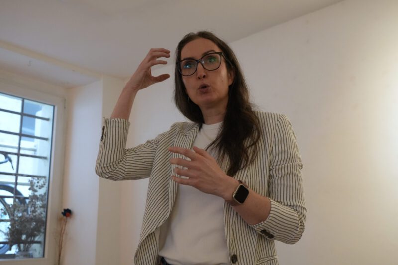 Gestik ablesen — Dr. Jana Bressem erklärt Gestenforschung im Vortrag