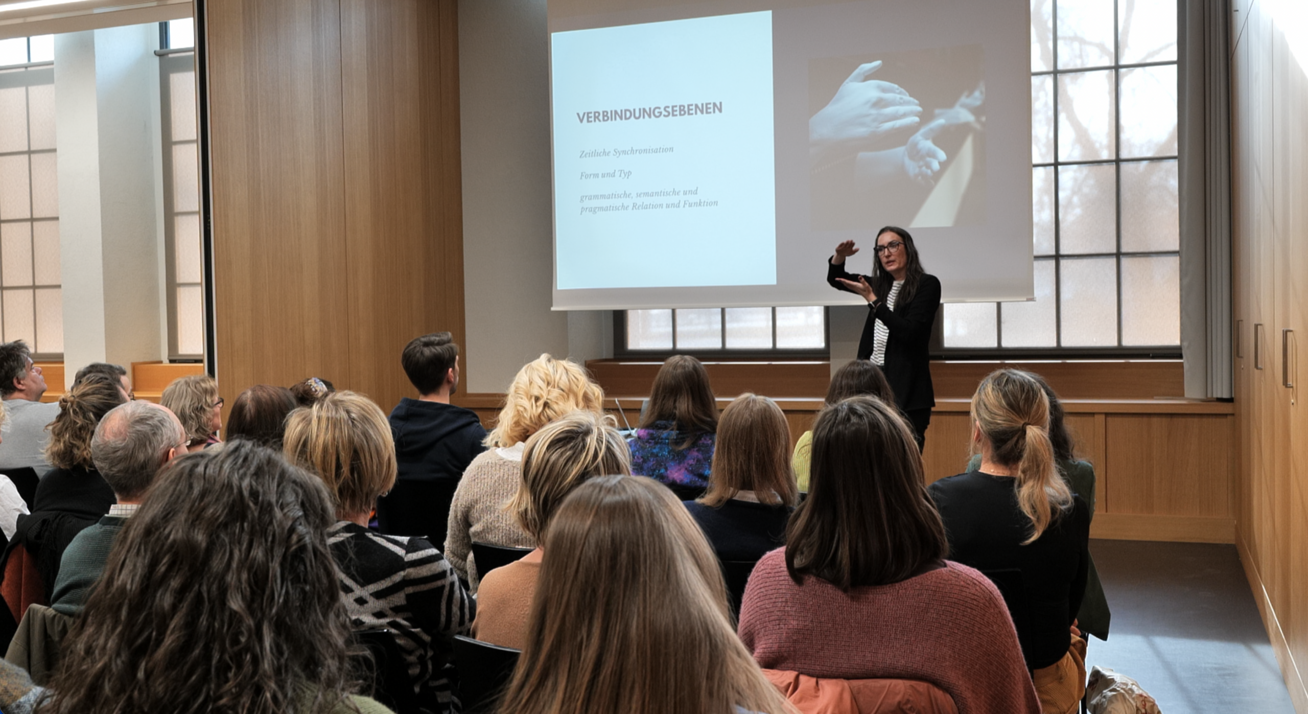 Dr. Jana Bressem erklärt Gestik und Kommunikation im Vortrag
