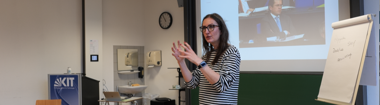 Dr. Jana Bressem erklärt Gestik und Kommunikation im Training