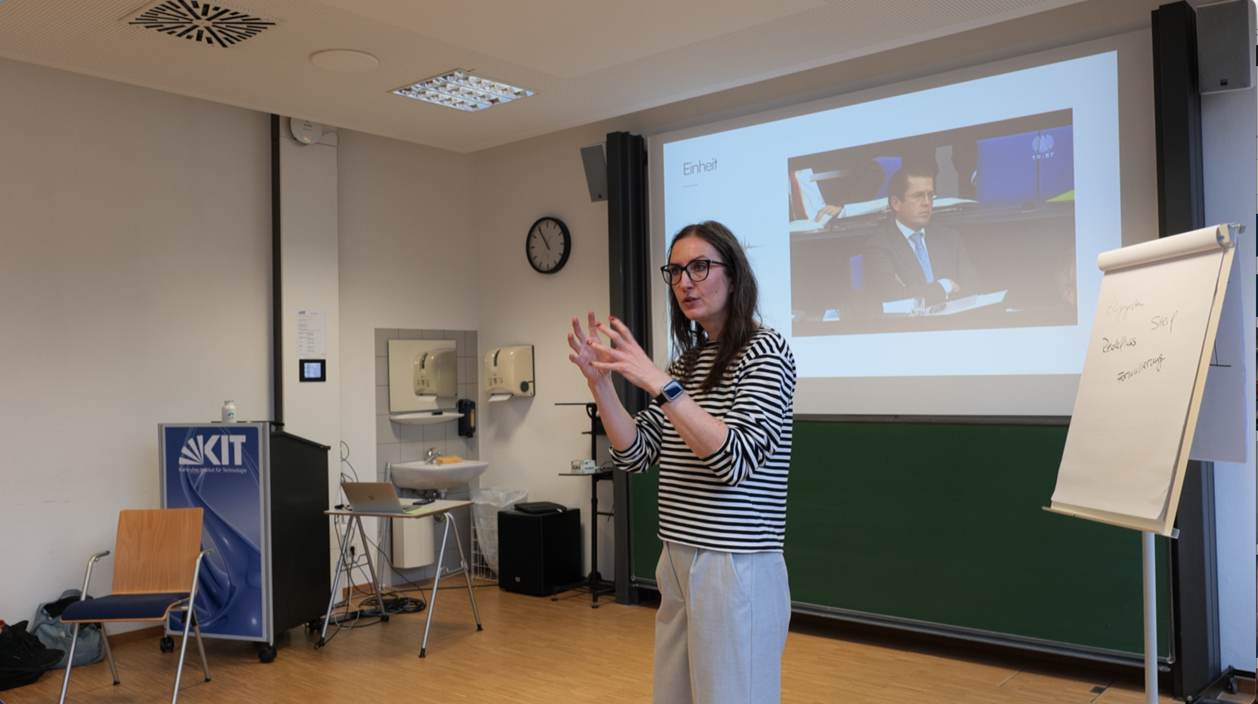 Dr. Jana Bressem erklärt Gestik und Kommunikation im Training